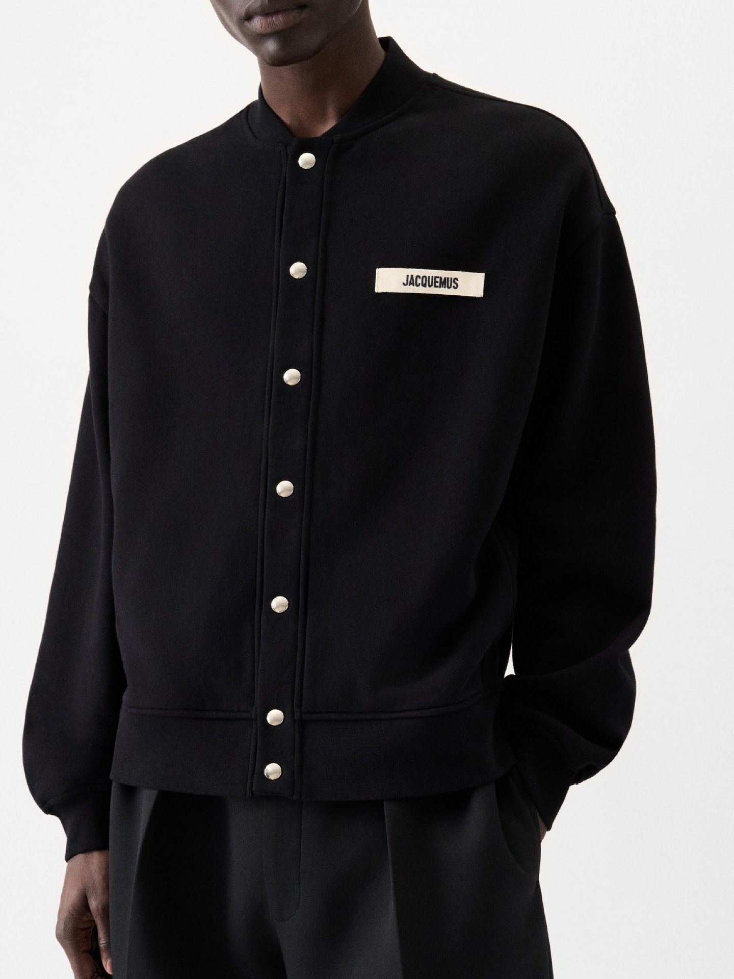 25-Year-Old Early Autumn Jacquemus Long-Sleeved Sweatshirt Trendyy Men's and Women's Logo Button Loose Cardigan QC-foto från 1688 på Qualit.ly