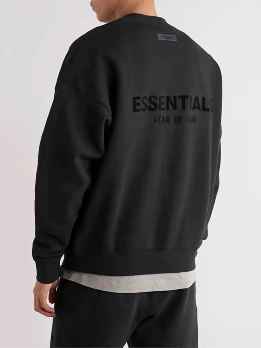 Fog Miki Essentials, a niche fashion brand in the United States, is a loose round neck men's and women's casual velvet sportswear for autumn and winter