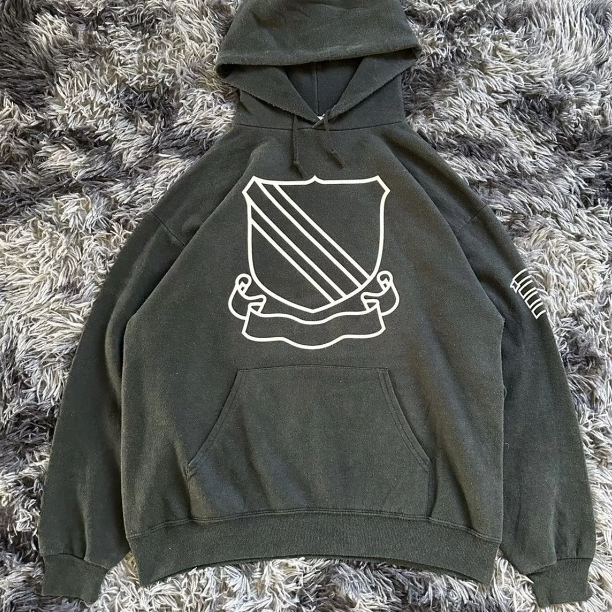 Independent numbered style ss00 Iconic Shields hoodie washed black shield sweatshirt