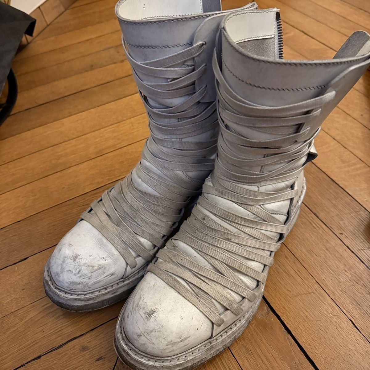 European and American Style Lace-Up Mid-Calf Boots for Men with Back Zipper, White Distressed Heavy-Duty Metal Work Boots, Slim-Fit Boots, Cool QC-foto från 1688 på Qualit.ly