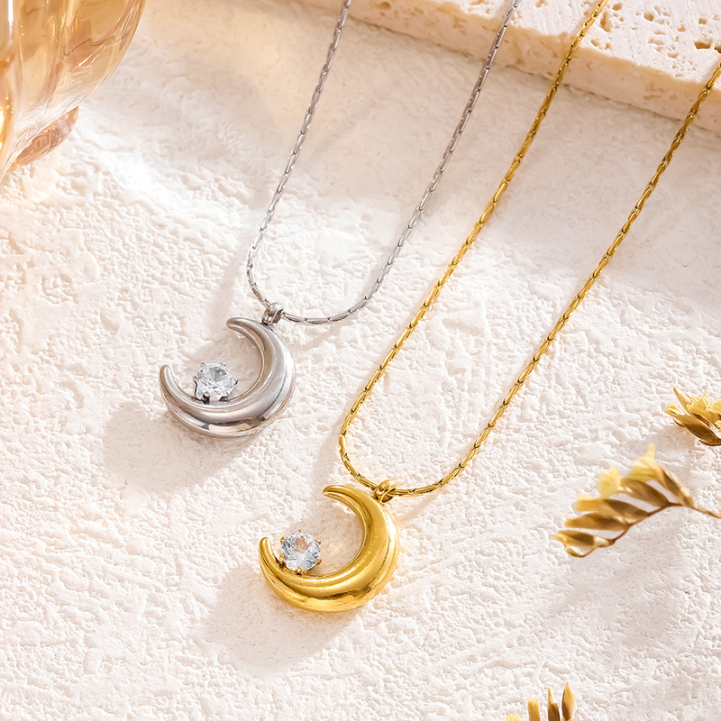 French small crescent claw drill moon titanium steel necklace goddess clavicle chain European and American niche design high-end necklace women