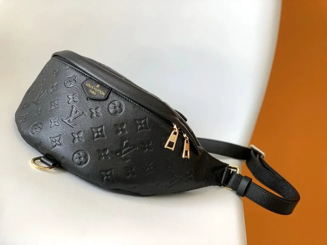 M44812黑色全皮 BUMBAG 胸包,图案款可当腰包,单肩包 头层牛皮 尺寸:37*14*20