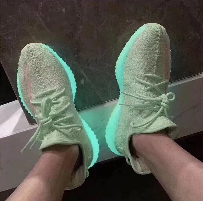 Yeezy Boost 350 V2 “GID”荧光绿