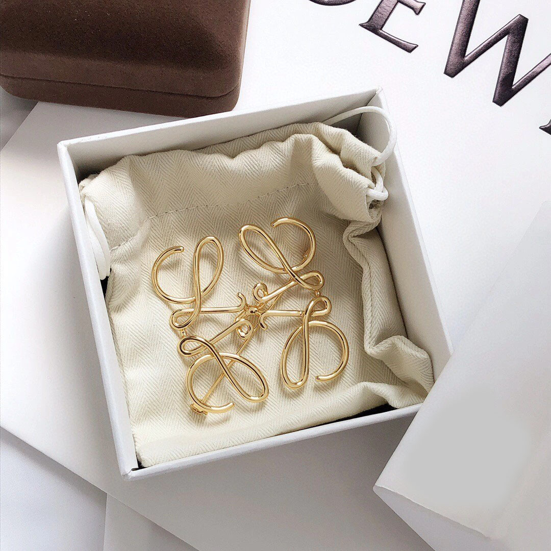 loew Luo Yi's otbuckle brooch female carved gold pendant Luo Wei ou item stud earrings bracelet diamond-shaped net red same style