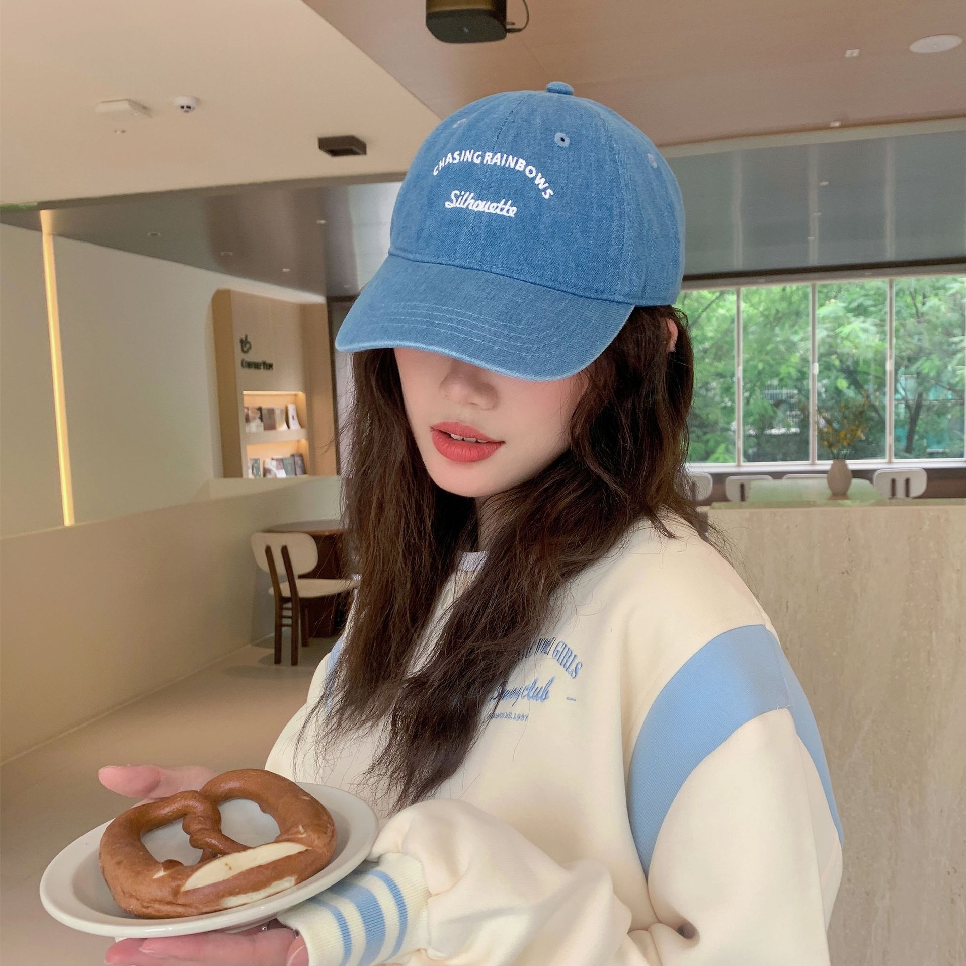 Widened hard-brimmed peaked cap with small retro letters embroidered baseball cap American denim soft-top sun hat tide