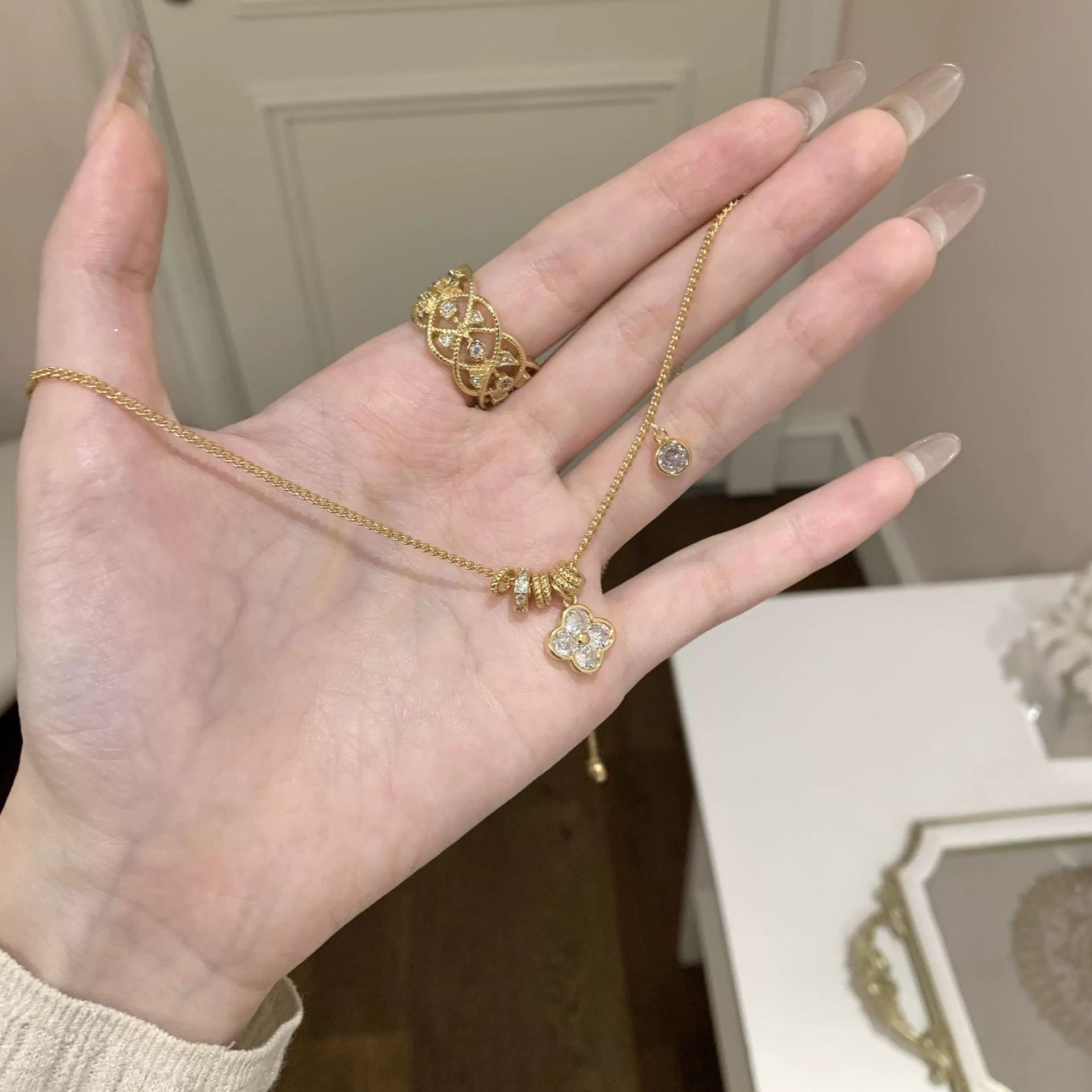 Vintage Gold Clover Necklace for Women, 2026 New French Retro Collarbone Chain Jewelry, Customizable