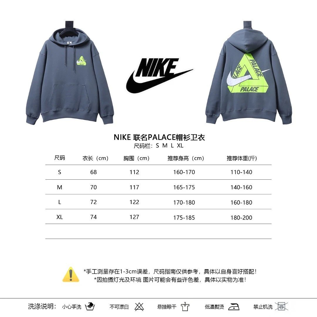 🔑A410340NK 联名PALACE帽衫卫衣面料：为抓绒面料，触感软糯，内里蓄热能力强，能有效锁住体温，同时保持透气性，避免运动或日常穿着时产生闷热感印花：背部巨大的三角形Logo采用丝网印