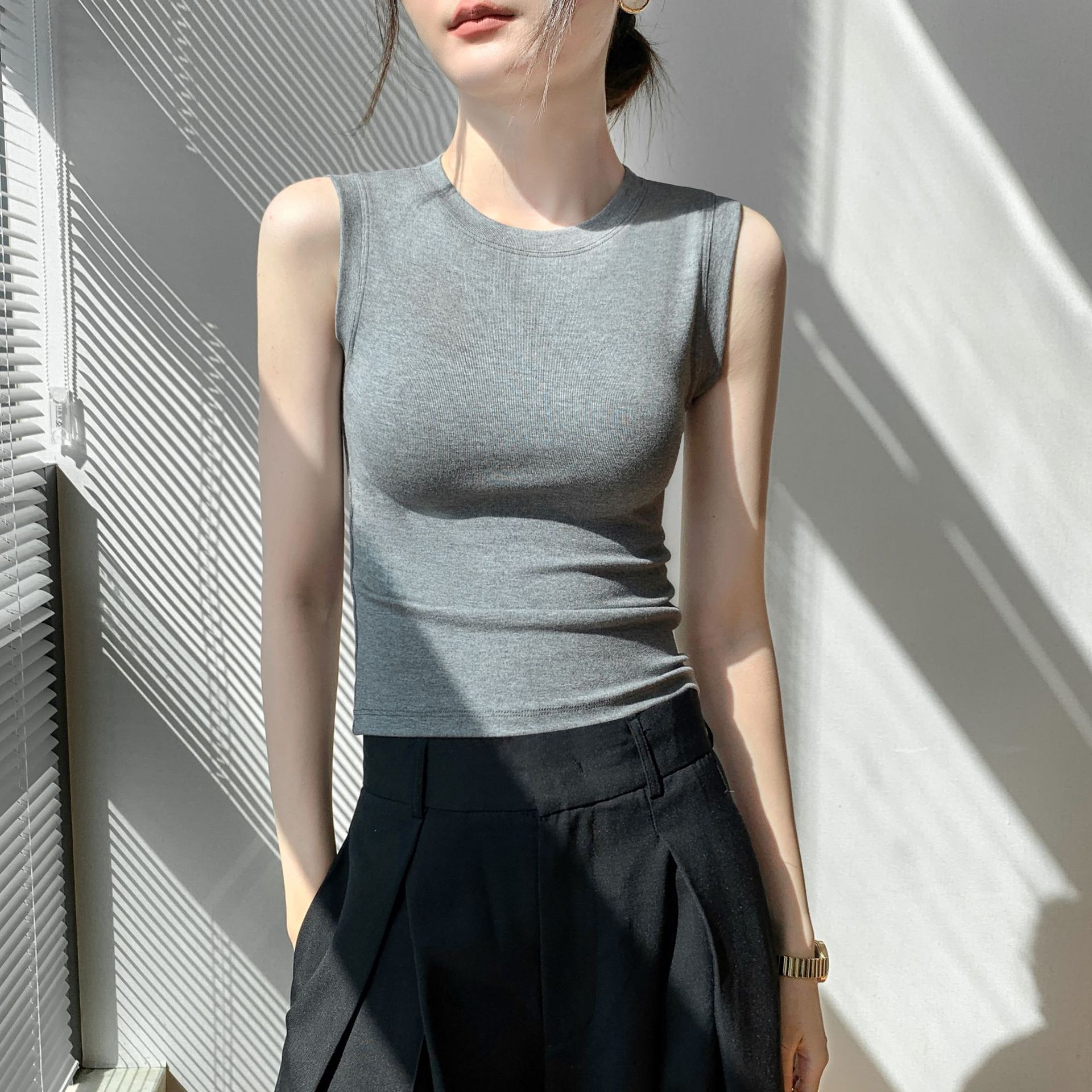 New Sleeveless Small High Neck Vest Slim-fit Anti-running Light-blocking Paramilis Base Short Threaded Slim-fit Top