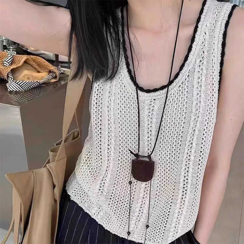 Minimalist Wear with Concave Shape Fashion Accessories Hanging Neck Mini Small Bag Design Refined Mini Crescent Bag Necklace for Women