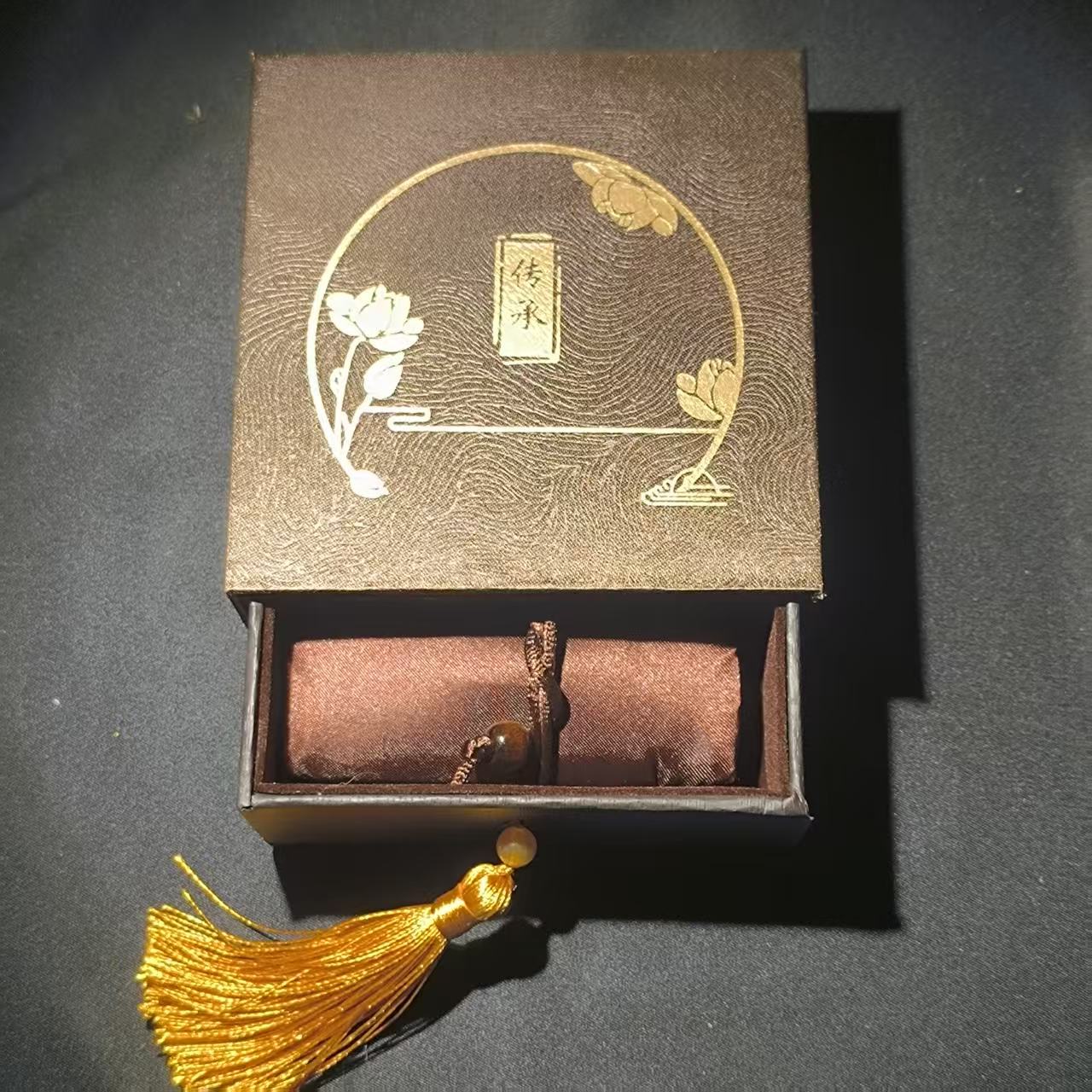 Wooden Crafts, Bracelets, Small Ornaments, High-End Gift Boxes, Gloves, Play Bags, Wooden Crafts, Bracelets, Accessories, and Jewelry