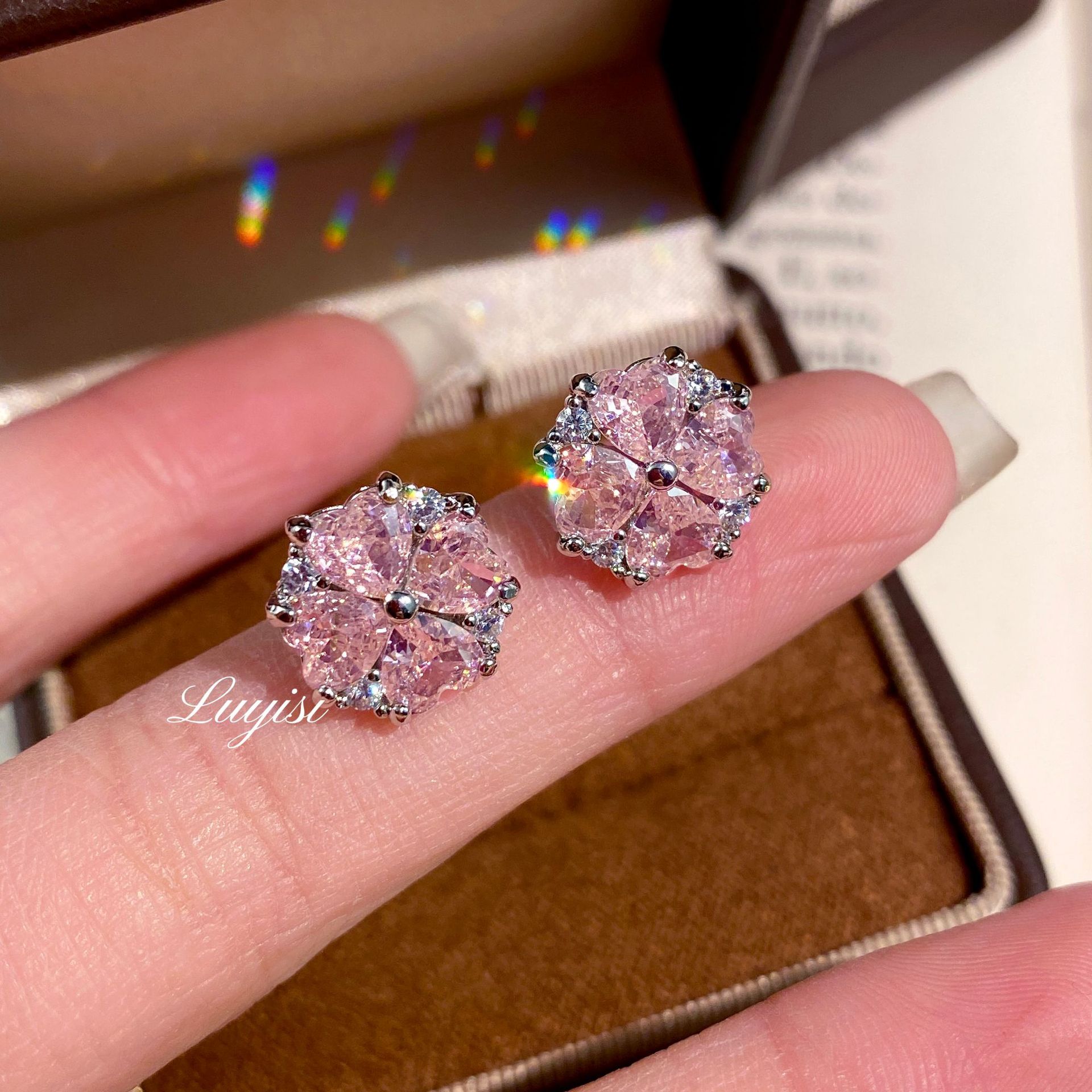 Cross-Border European and American Pink Heart-Shaped Four-Leaf Clover Earrings for Women, Simple and Elegant Earrings, Korean Personalized Versatile Heart Earrings