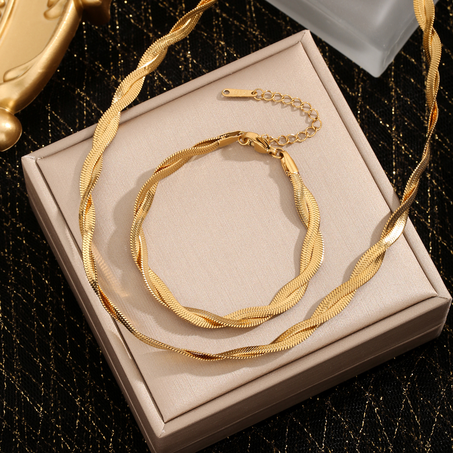 European and American Elegant High-grade Sense K-gold Cross Titanium Steel Necklace Women's Set Ins Trendy Internet Popular Cold Style Clavicle Necklace Chain