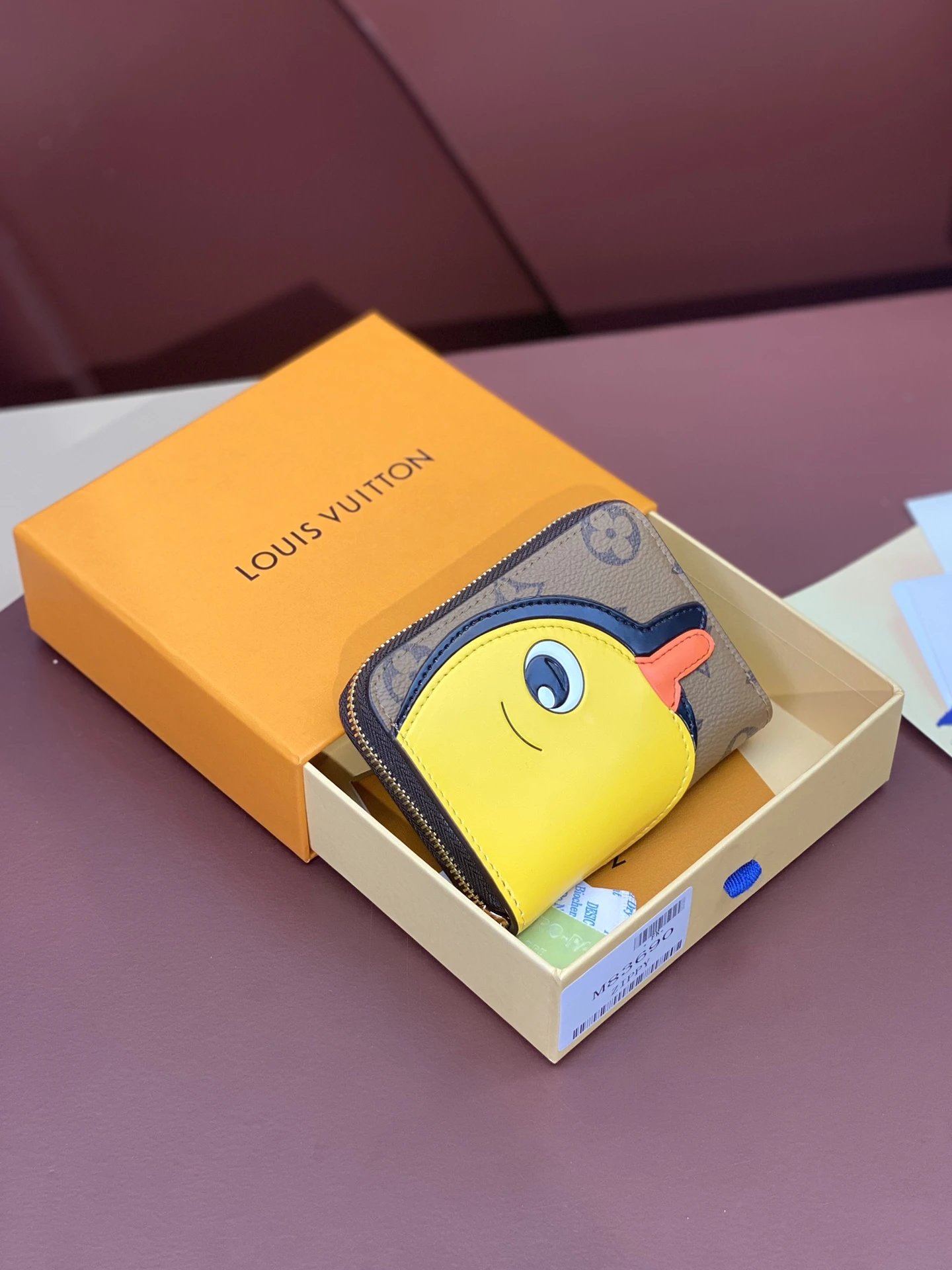 Top-grade original M83690 Little Yellow Duck! ZIPPY zippered coin purse offers the ideal choice for urban dwellers. The compact, well-crafted wallet can hold loose change, credit cards, and folded bills. Even with small pockets, it can be easily slipped in. 11 x 8 x 2 cm.