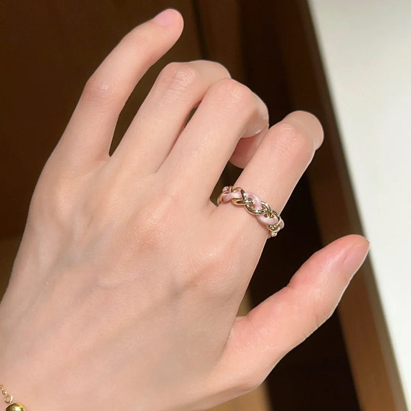 Exquisite Oil-Drip Hollow-Out Ring for Women, Niche High-End Fashion Light Luxury Ring, Titanium Steel Electroplated with 18K Gold, Non-Fading