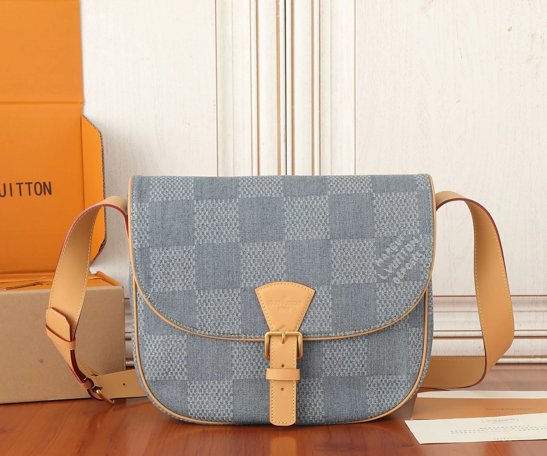 Top-grade original stock✨Model: N40743; Original development, all-steel hardware This Montsouris medium messenger bag is made of Damier Denim 3D cotton canvas to shape a rounded silhouette, leaving a chic plaid texture with a soft texture. Montsour...