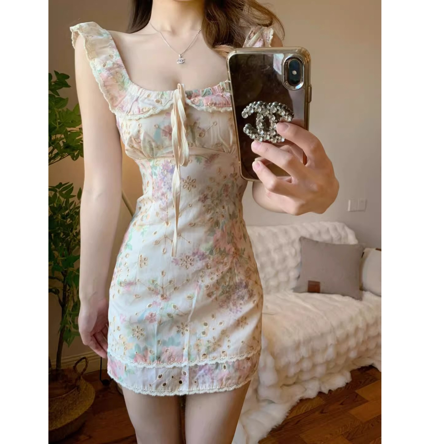 French-Style Pure Desire Floral Print Spaghetti Strap Dress with Small Flutter Sleeves, Elegant and Stunning, Waist-Cinching Slim Fit Short Dress for Petite Women