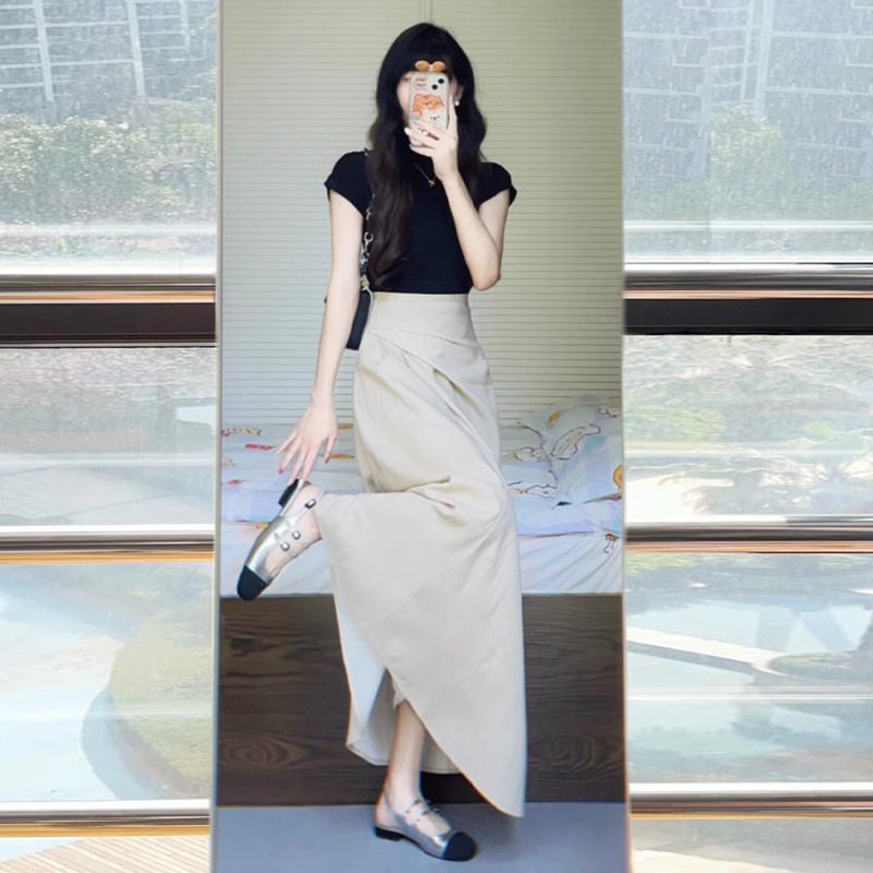 Spring and Summer Outfits Are Paired with a Complete Set of Two-Piece Suits Featuring Unique Korean-Style Tops and Skirts That Exude a Sophisticated and High-End Salty Vibe