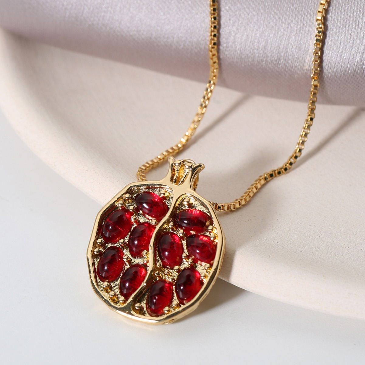 Cross-border jewelry Amazon explosive necklace wine red garnet pendant female versatile Korean fashion personality collar