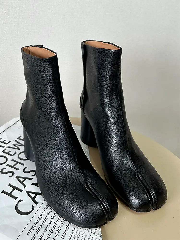 【Top Version】High-Heeled Split-Toe Boots for Women 2025 Autumn and Winter Pig's Trotters Tabi Sheepskin 8cm Split-Toe High-Heeled Short Boots