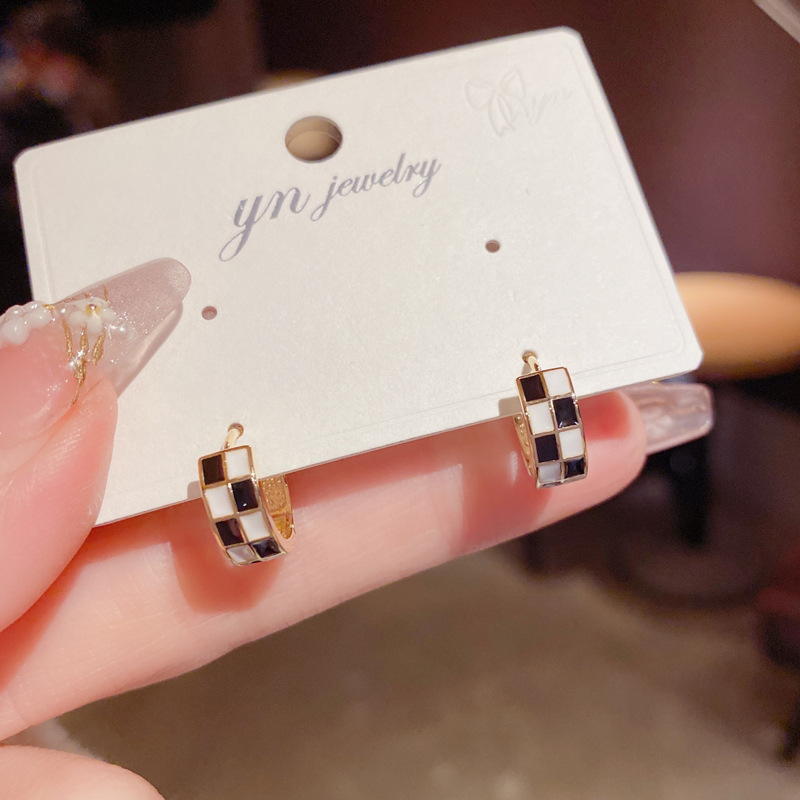 Dropping Oil Checkerboard Geometric Square Earrings Women's Fashionable Simple Compact Earrings Light Luxury Unique Design Sense Earrings for Women
