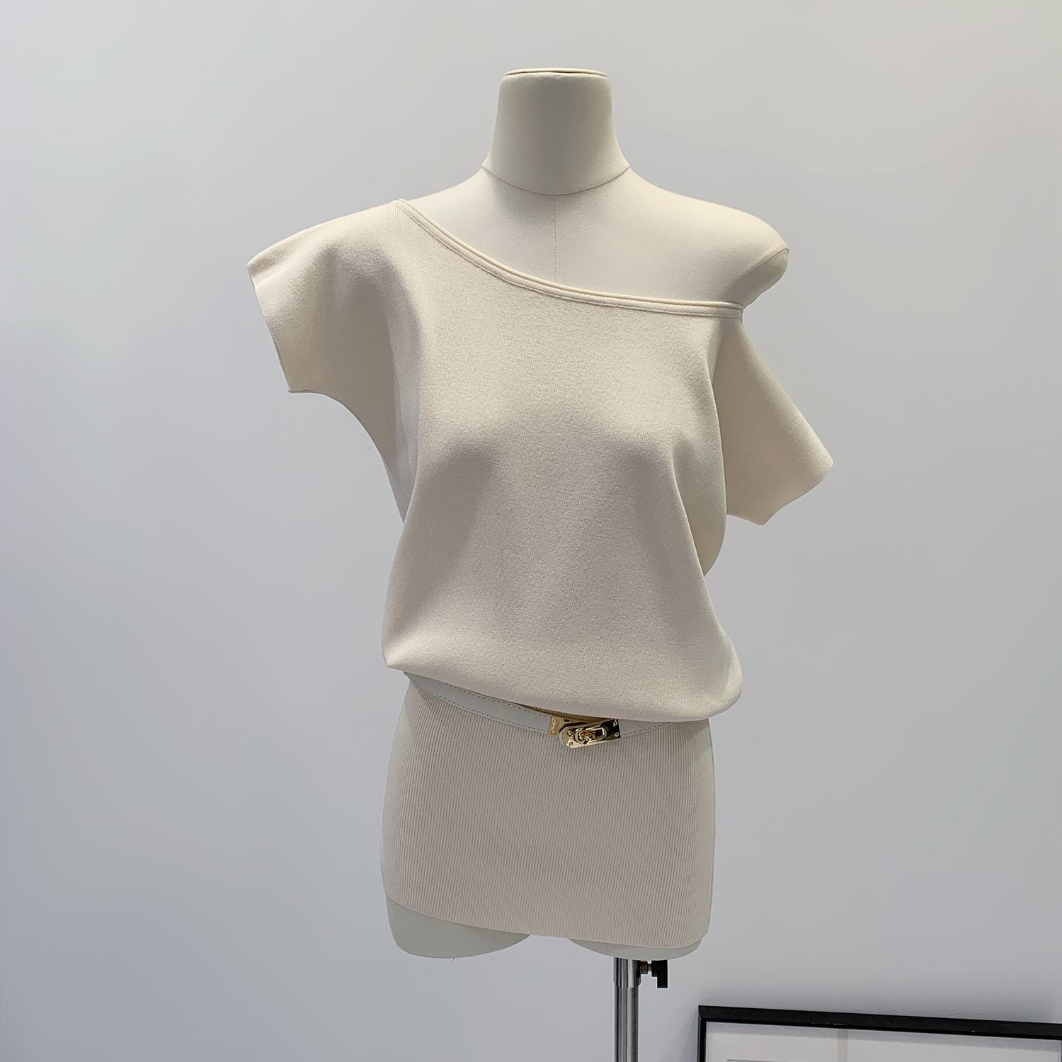 French Style Slanted Shoulder Knitted Dress for Women 2025 New Style This Year's Popular Hot Style Unique and Beautiful Pinch Waist Skirt