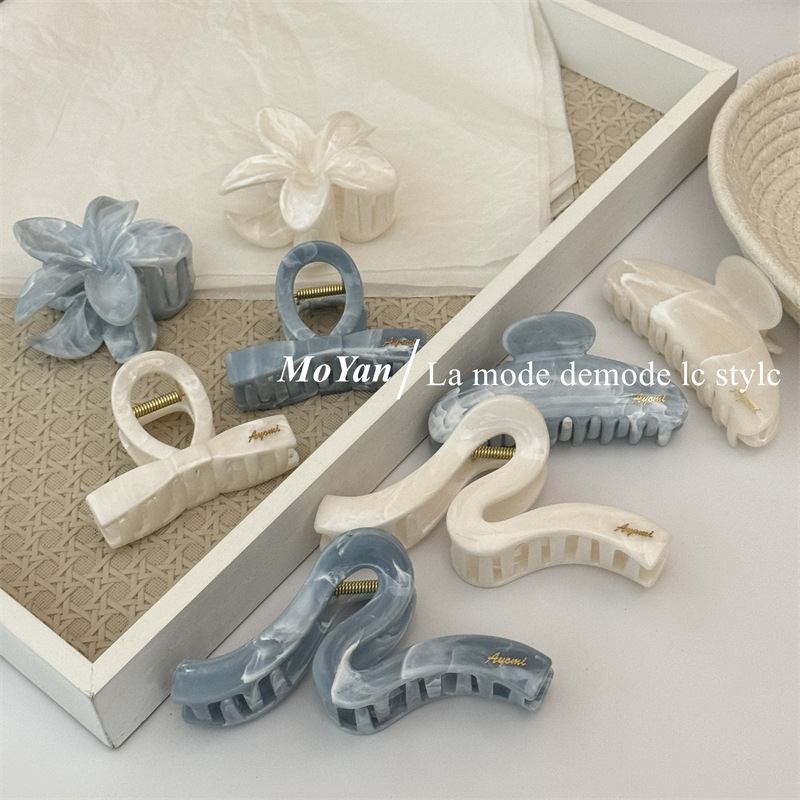 Blue and White Textured Clip, High-End and Elegant Hair Clip, Hair Clip for Women with Geometric Hair Volume, Shark Clip on the Back of the Head
