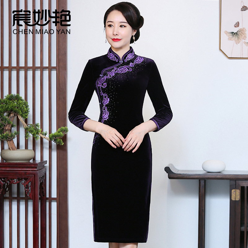 Autumn 2023 women's new gold velvet cheongsam skirt national style retro solid color embroidery dress a generation of hair