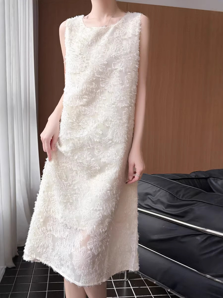 French-Style Elegant Cut-Out Jacquard Sleeveless Vest Dress with Round Neck, Loose and Relaxed A-Line Silhouette, High-End Three-Dimensional Jacquard Long Dress