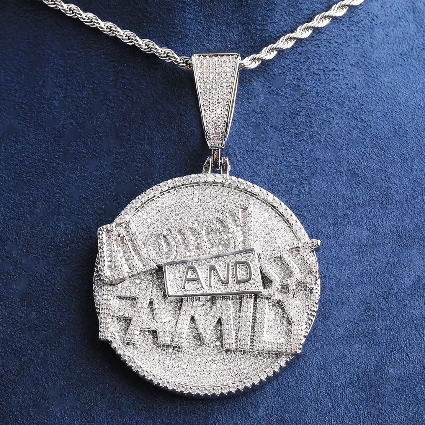 European and American hip-hop full diamond Money and Family letter pendant necklace, personalized round cake, trendy rap accessory
