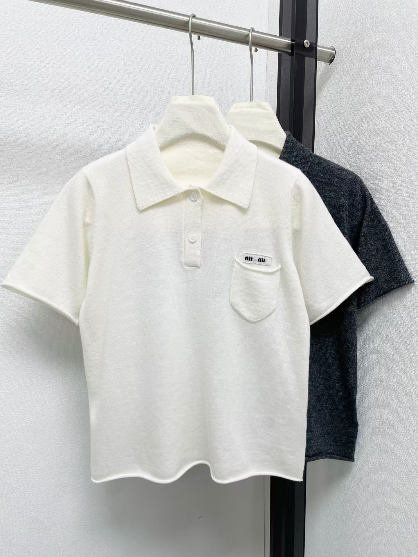 High-End mm Brand 25 Winter New Letter Intarsia Logo Retro Rolled-Edge Plain Knit Short-Sleeve Polo Shirt