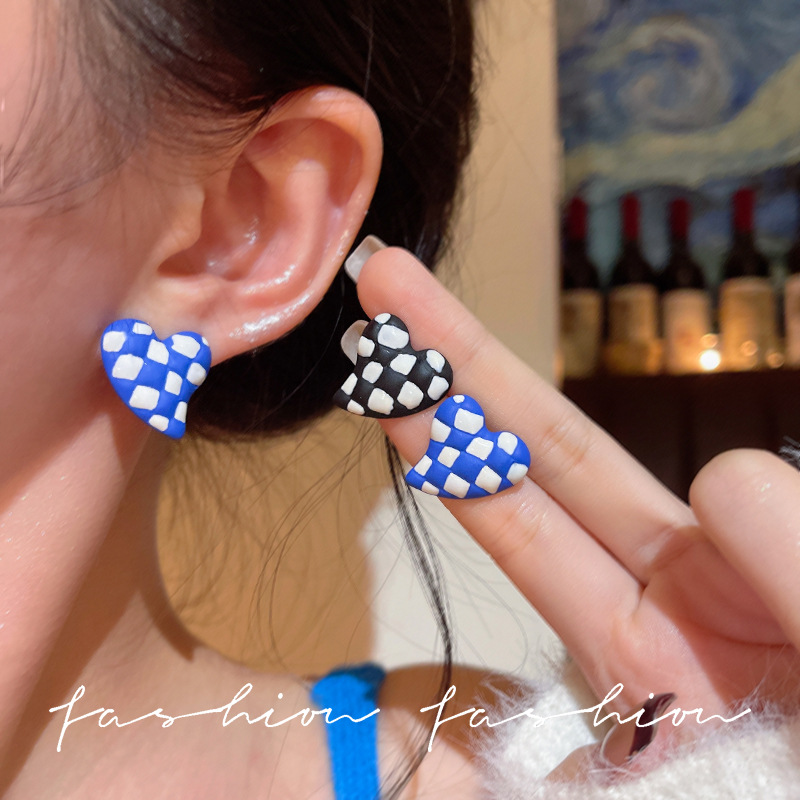Retro Checkerboard Heart-Shaped Earrings for Women, Niche Design, High-End Elegant Earrings, Ins Simple and Versatile Ear Accessories