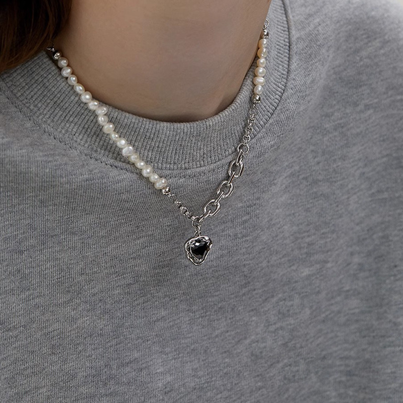 Sweet Cool Fashionable Casual Chain Pearl Love Necklace Women's Black Neutral Stitching Sweater Chain 2024 New Fashion