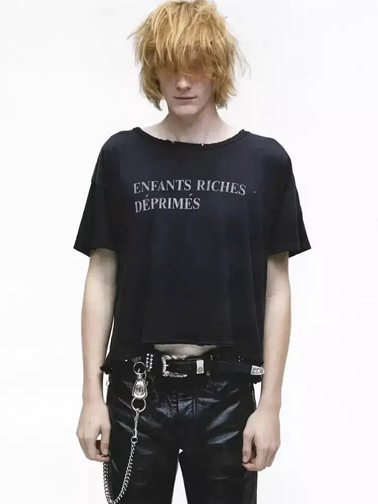 New Slogan Erd24Fw: Melancholic Rich Second-Generation Disrupts the Boxy Fit of Round-Neck Short-Sleeve T-Shirts