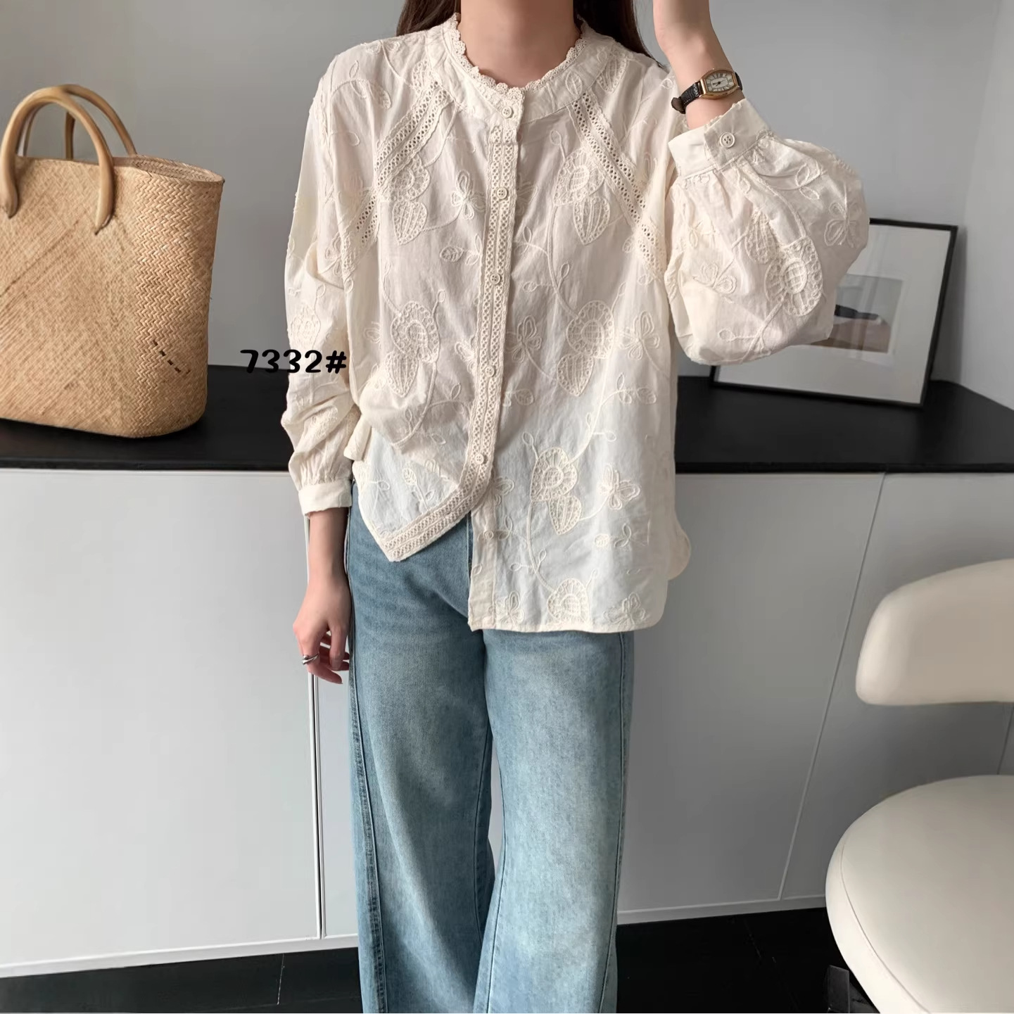 Gentle Style Lace Collar Raglan Sleeve Shirt for Women 2026 Spring New Stylish Embroidered Top
