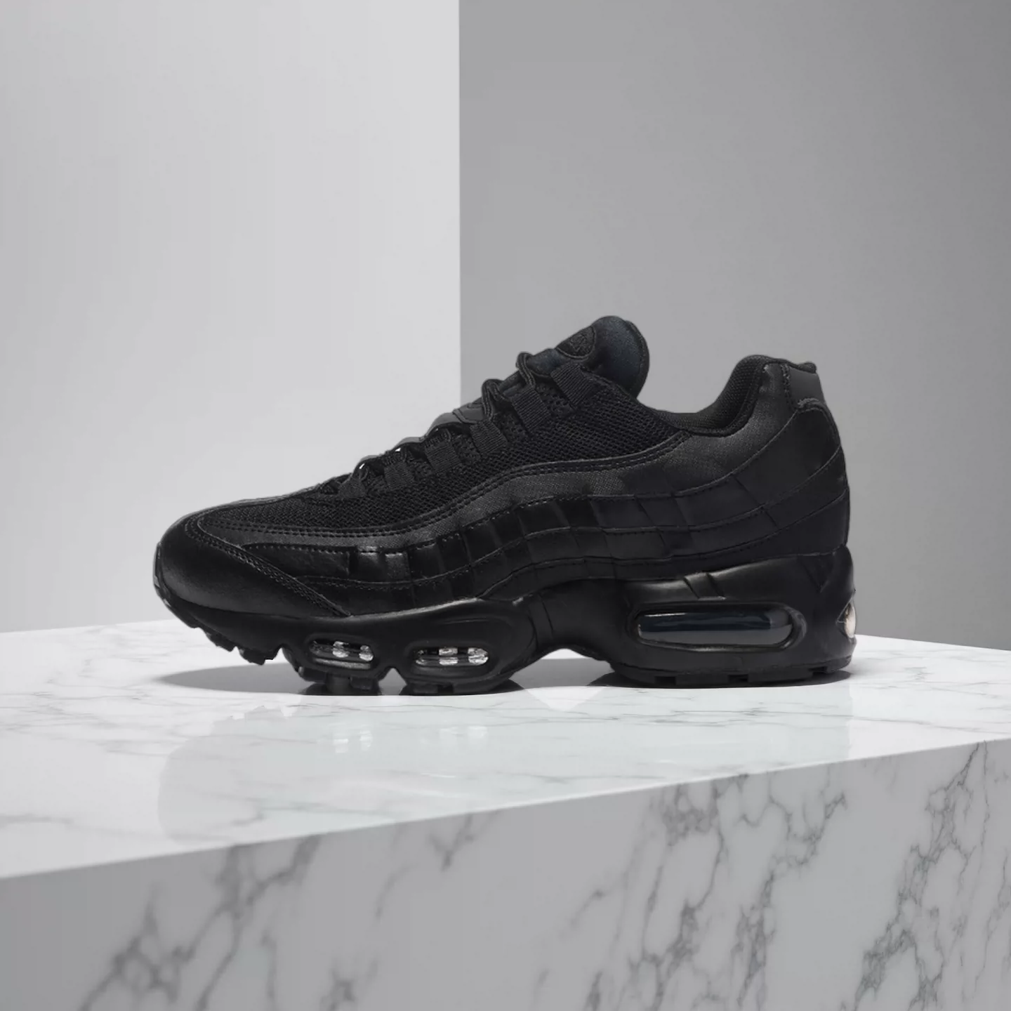 Xinfei's new men's shoes, classic thick soled running shoes, retro air cushioned shoes, men's black comfortable new height increasing shoes
