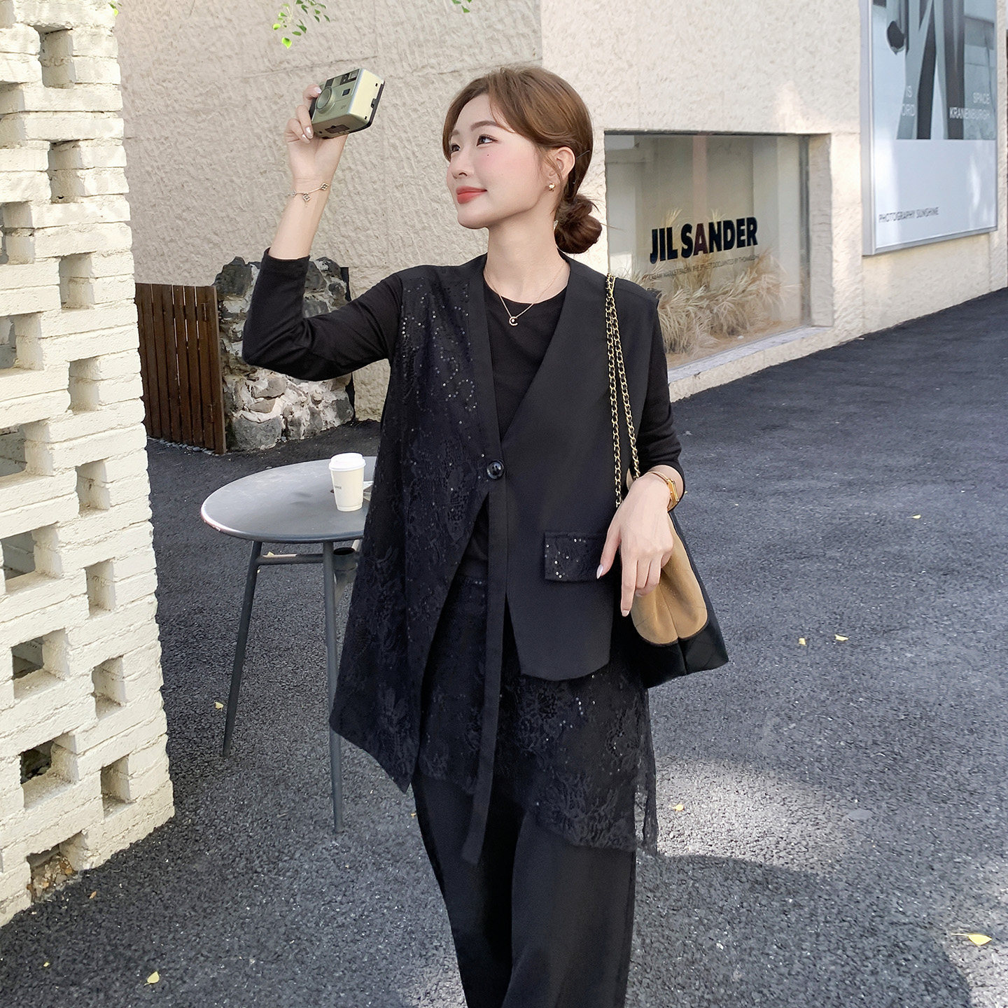 Salt-Style Retro Mature Fashion Set for Women, Spring 2026, with a Design Featuring Sequins and Lace Patchwork, Including a Vest and Wide-Leg Pants, Three-Piece Set