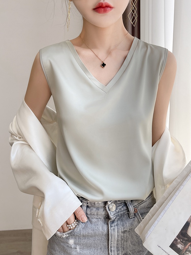 Wholesale silk camisole women's V-neck suit inner loose mulberry silk satin summer white outer wear small camisole