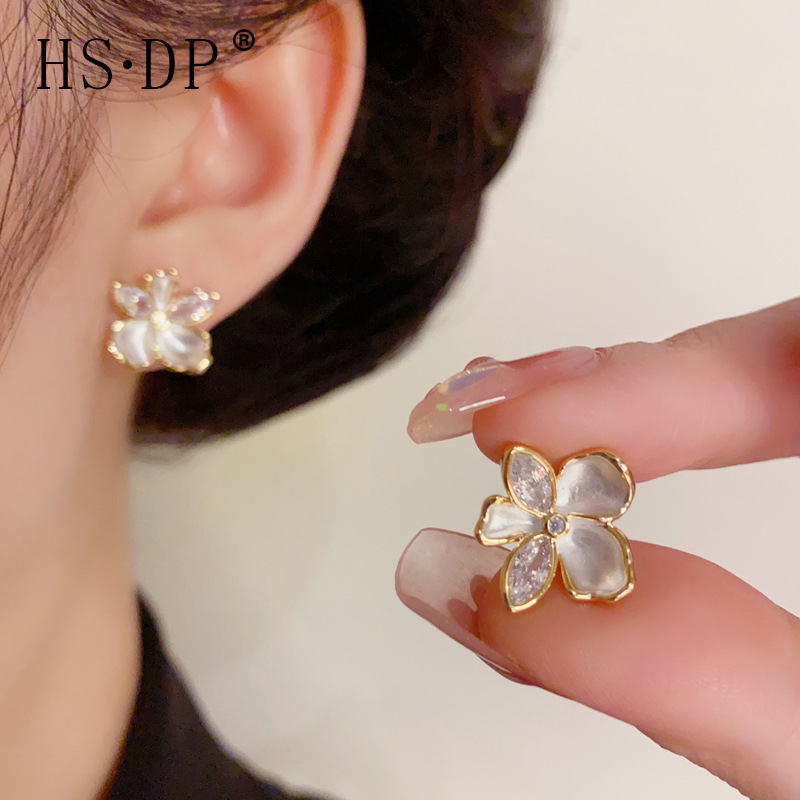 Japanese and Korean exquisite fashion sweet fresh paint flower earrings simple small design silver pin earrings wholesale