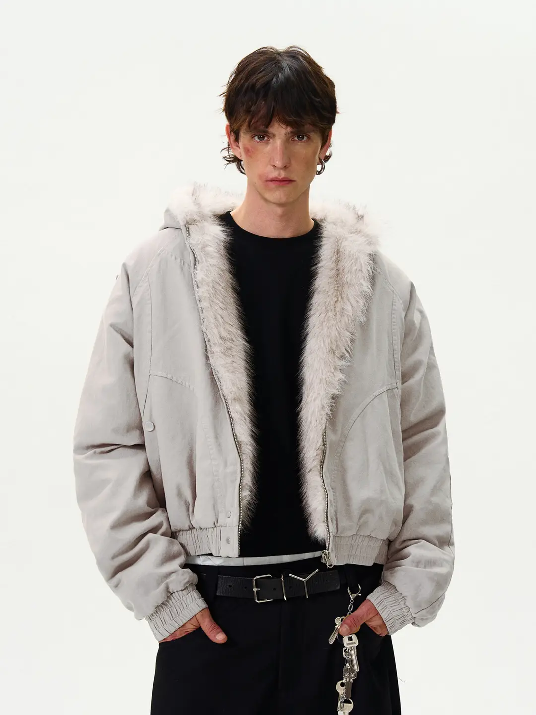 Madwitch, a sculpture of the ancient mountains in the United States, features wool lining and warm cotton jackets for both men and women. The trend is towards loose and casual short jackets