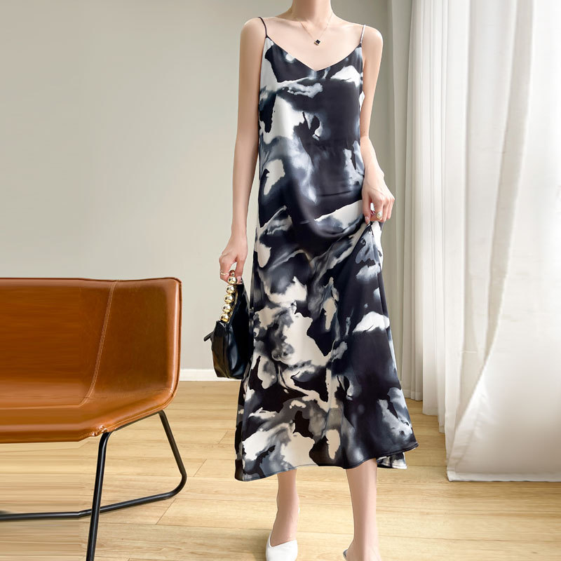 French-Style Satin Women's Summer V-Neck Spaghetti Strap Dress Paired with a Blazer, Unique Over-The-Knee Stylish Color-Blocked Long Dress