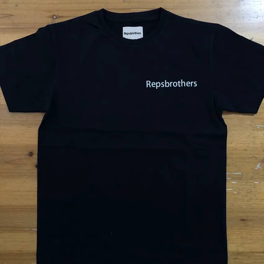 G. D T-shirt