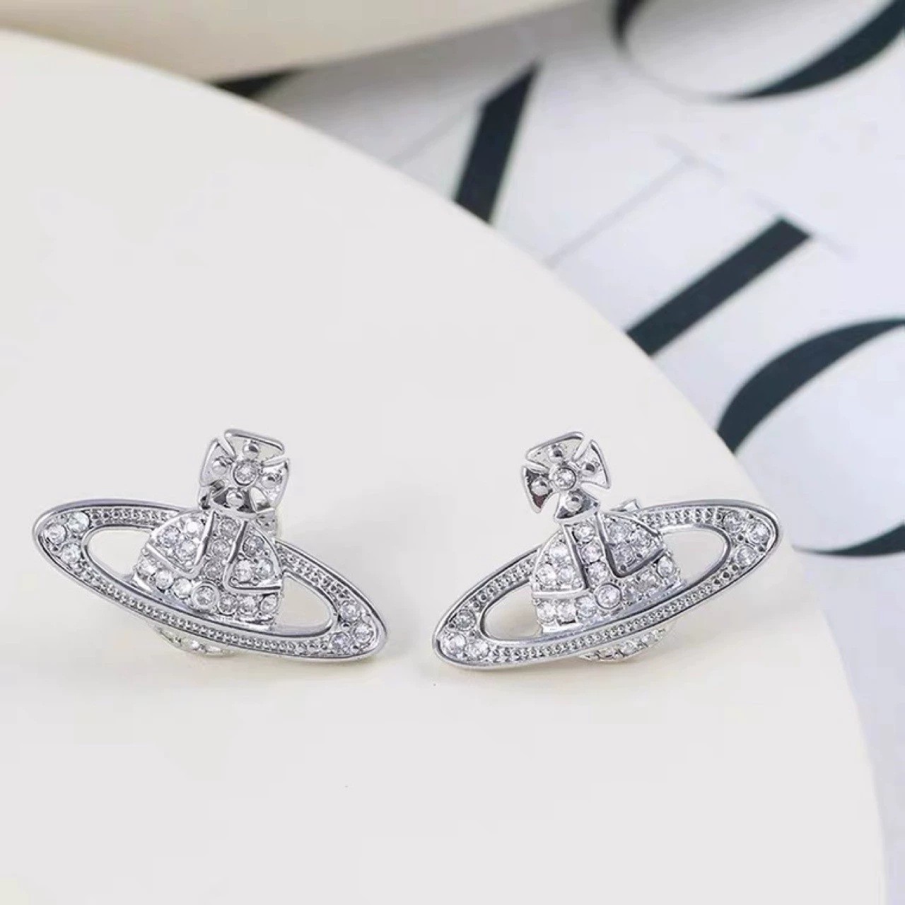 New Saturn Planet Earrings European and American Simple Fashion Western Style Earrings Studs with Sparkling Diamonds Saturn Diamond Earrings Direct Sale Foto QC da 1688 su Qualit.ly