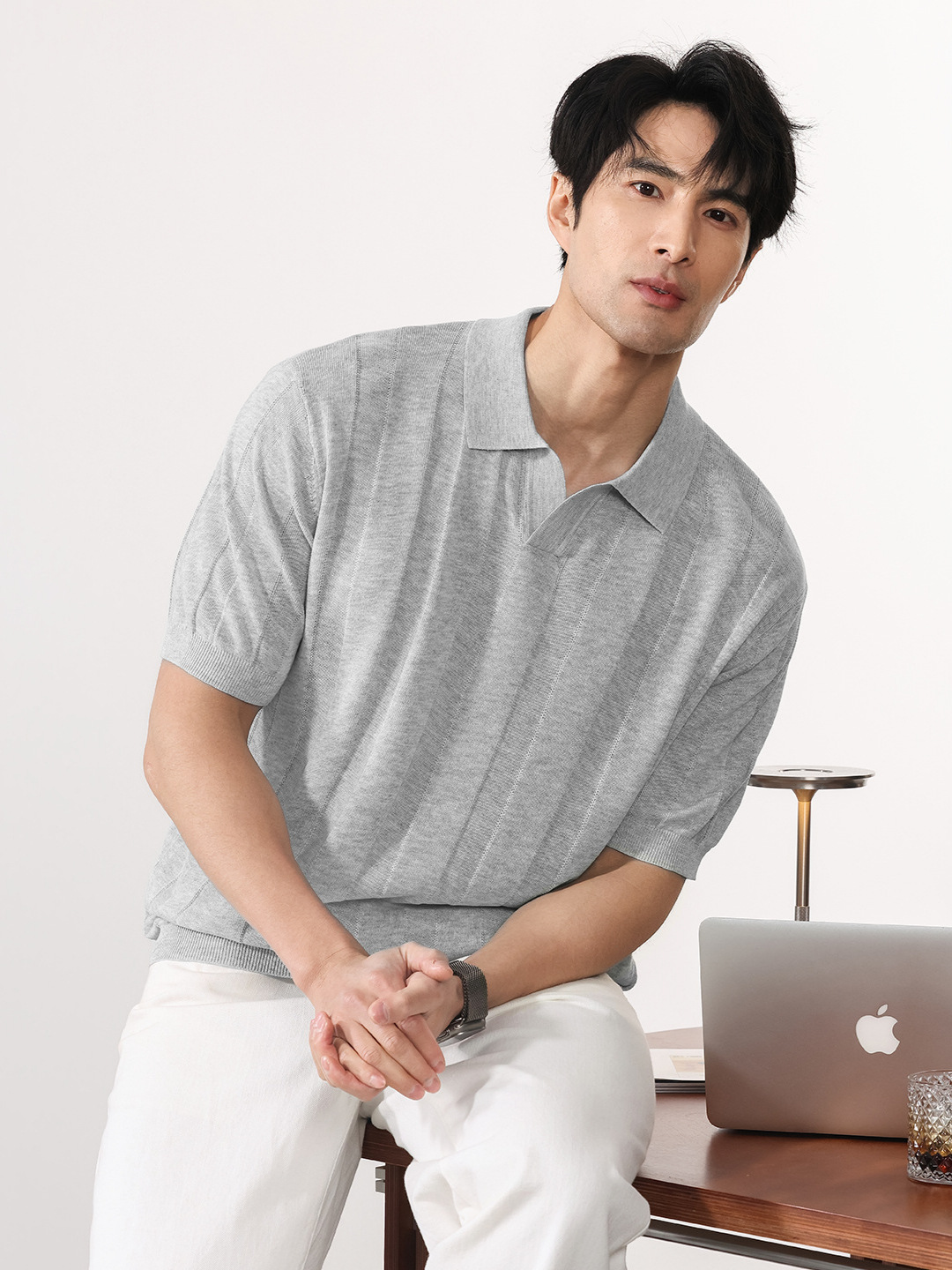 Solid Color Fashionable Versatile V-Neck Short-Sleeve Knit Shirt for Men, Old Money Style, High-End Commuting, Loose Fit, Turn-Down Collar Top for Men