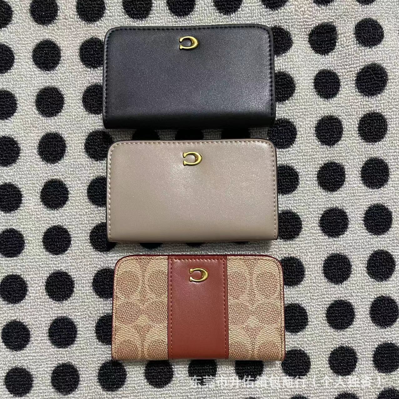 New Leather Short Wallet for Women, European and American Style, with Snap Button, Small Card Holder, Short Flip Cover, Multiple Card Slots, Integrated Coin Purse Foto QC de 1688 na Qualit.ly