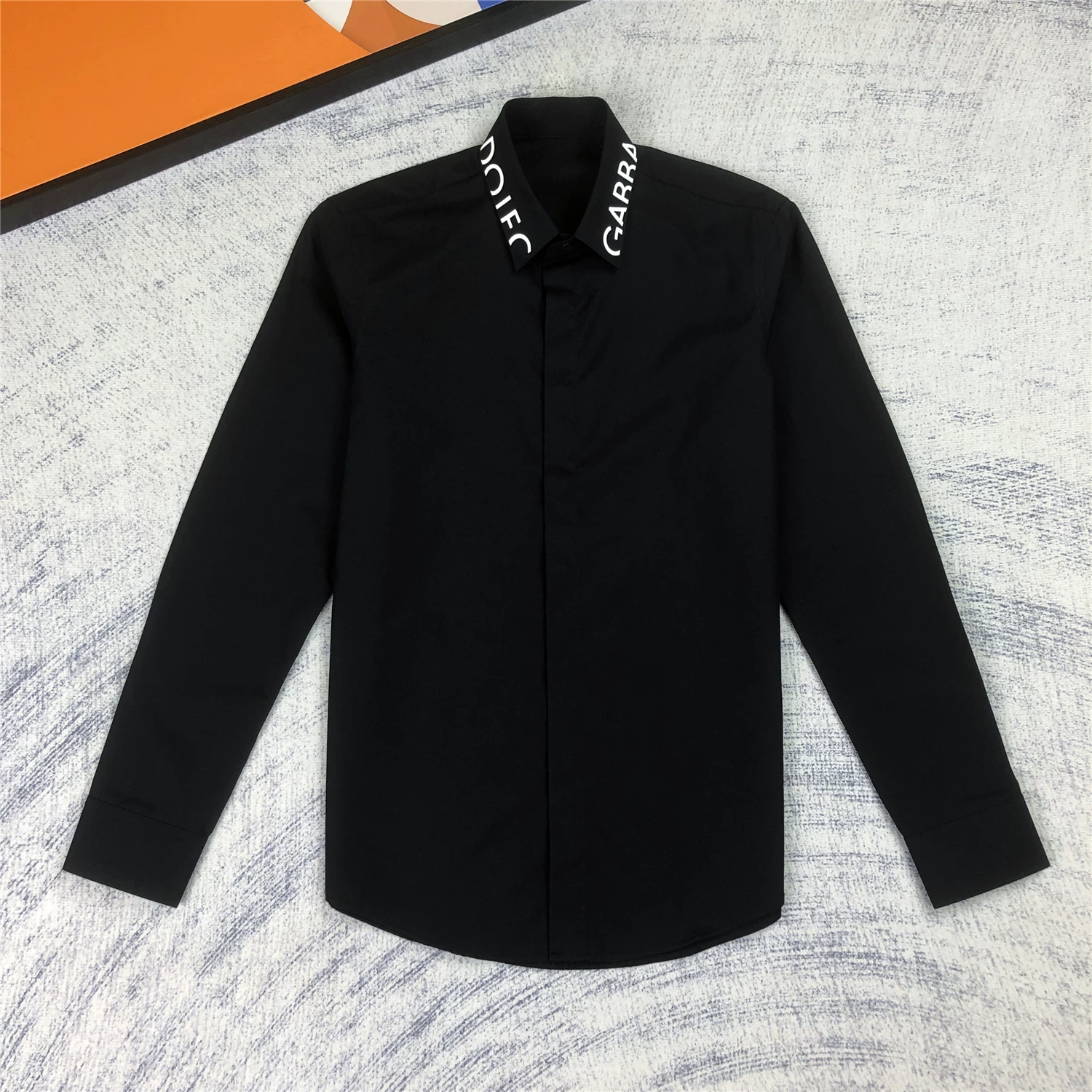 Collar letters with adhesive design for men's casual shirts, cool and trendy men's slim fit long sleeved black shirts