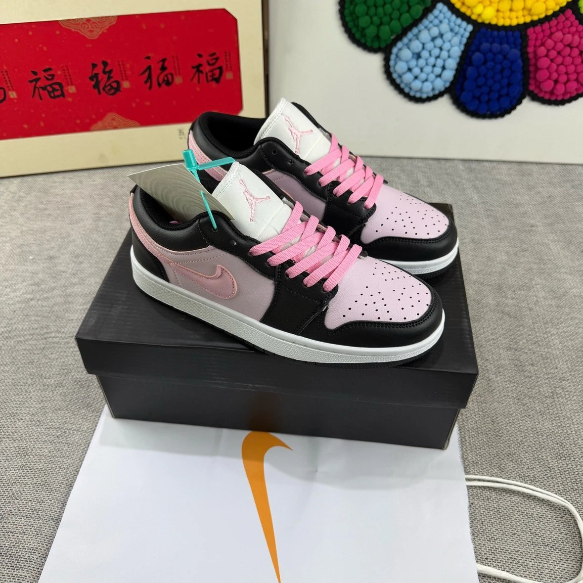 Putian—no delays in package pickup. High-quality AJ Jordan Air Jordan 1 Low sneakers: durable, non-slip, black-and-pink, stylish and trendy unisex skate shoes—versatile, casual, and perfect for couples; Instagram-worthy.