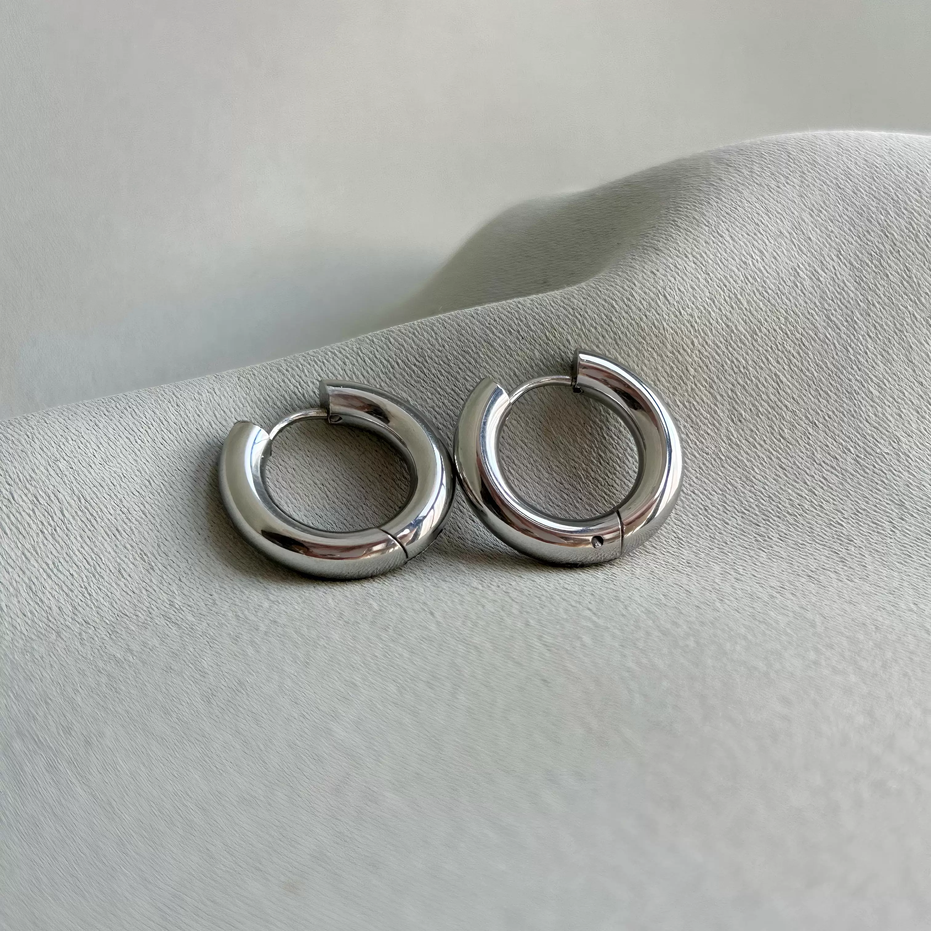 Hos 2025 Japanese and Korean New Style High-End Chunky Earrings for Men, Titanium Steel, Non-Fading, Gd Influencer Style, Ins Hoop Earrings