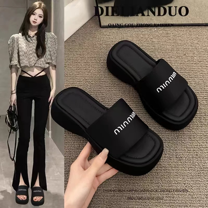 Thick-Soled Sandals for Women, Fashionable for Outdoor Wear, Summer 2026 New Style, Stunning and Versatile, Casual Beach Slippers