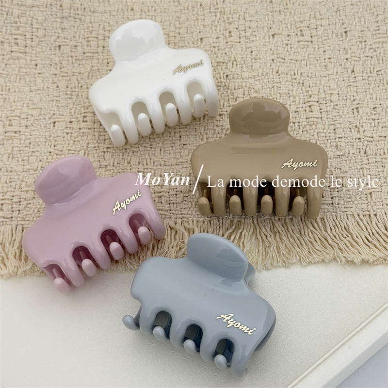 Korean-Style Simple Letter Logo Hair Clip, Square Cute Small Claw Clip, Sweet and Gentle Temperament, Soft and Fluffy Hair Claw, Small Size Shark Clip