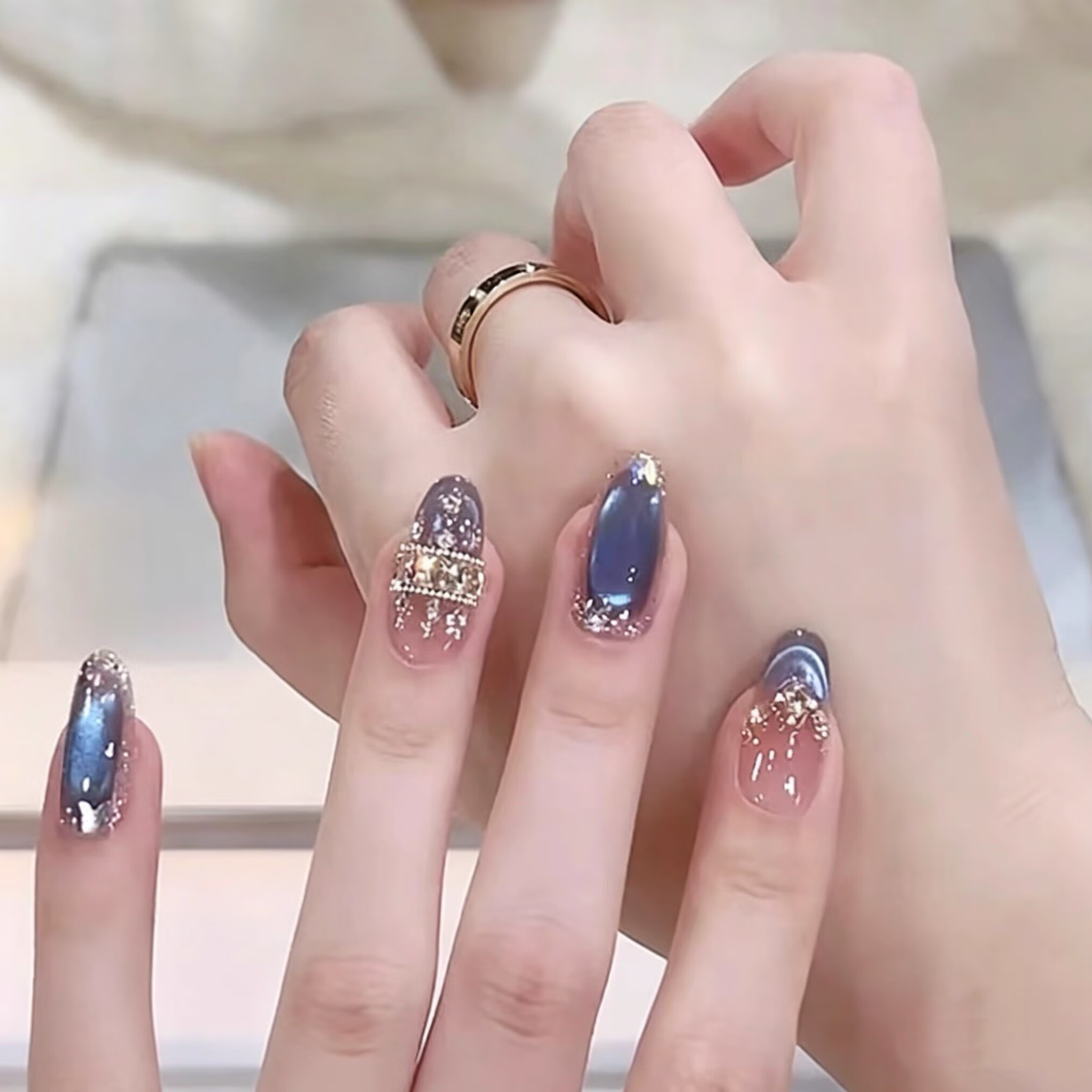 [Blue Castle] Ice-Clear French-Style Pure Desire Cat-Eye Manicure with Short Rhinestone Designs, Light Luxury, and Skin-Brightening Effect